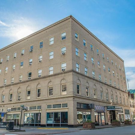 The Mountaineer Hotel Williamson Extérieur photo