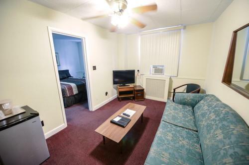 The Mountaineer Hotel Williamson Extérieur photo