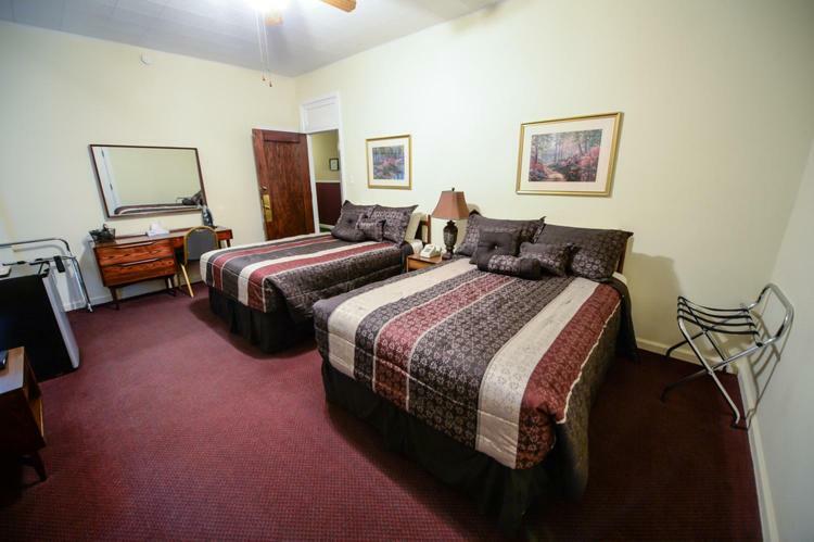 The Mountaineer Hotel Williamson Extérieur photo
